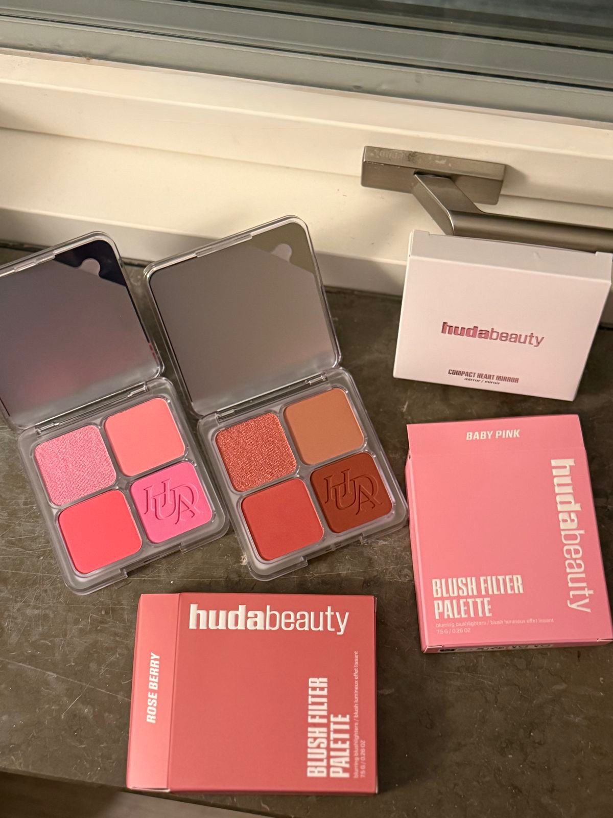 HUDA BEAUTY Blush Filter & Blurring Palette - Rose Berry